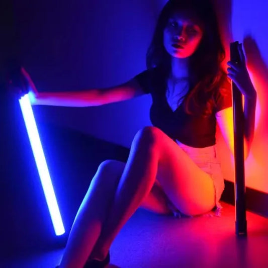 Femme avec 2 bâton lumineux de photographe