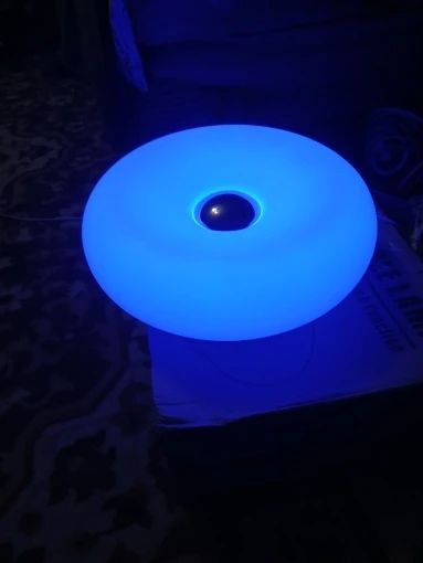 Lampe blanche Donut tactile USBC plastique télécommande 16 couleurs expo bleu
